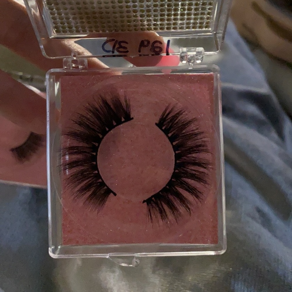 Lashes - Picture 3 of 7